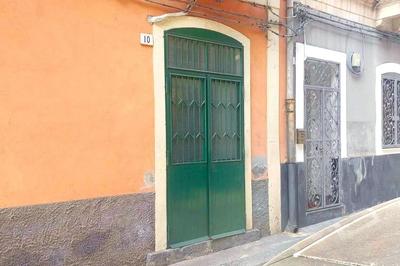 Due appartamenti a Catania (CT), via Fortuna 10-14. Centro storico. Piano terra di vecchio edificio in muratura. Accessi autonomi e corte condivisa. Entrambi con due vani principali, oltre a tinello con latrina. Ampliamenti abusivi e non sanabili. Riscaldamento autonomo. Superficie commerciale di 115 mq. Condizioni discrete Per maggiori informazioni visitare il portale www.quimmo.it - Codice annuncio 2639677