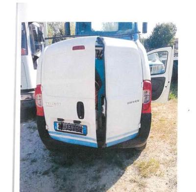 a) Automezzo: si tratta di un’ape quadriciclo b) Automezzo: si tratta di una ford focus c) Automezzo: si tratta di un furgone Pegeaut d) Automezzo Vendita competitiva telematica sui portali www.doauction.it e www.astemobili.it - Gruppo Edicom