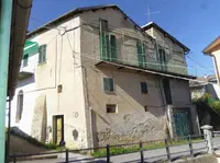 Compendio immobiliare costituito da due corpi di...