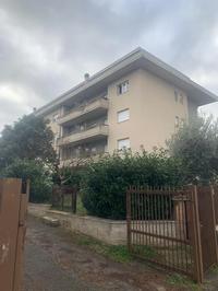 Trattasi di appartamento di civile abitazione con annesso garage