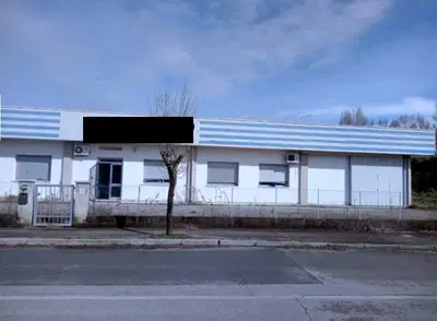 LOTTO PRIMO: Capannone del 1988 in calcestruzzo armato vibrato. Copertura a doppio spiovente con luce zenitale. Controsoffitti in cartongesso e serramenti in alluminio con vetrocamera. Zona uffici riscaldata con ventilconvettori e con climatizzatori per il raffrescamento. Laboratorio con termoconvettori ad aria. Area di pertinenza di 2210 mq, con aree di manovra in ghiaino e verde. I confini sono recintati. L'unità risulta essere libera.