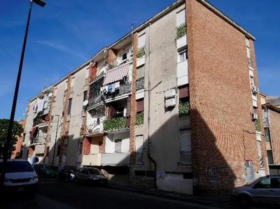 appartamento di tipo economico con annessa cantinola pertinenziale; l’abitazione è composta da disimpegno, cucina, soggiorno, tre camere, ripostiglio, bagno, locale lavanderia ricavato mediante chiusura del balcone sul fronte nord e balcone sul fronte sud. Superficie coperta calpestabile  di circa 102 mq. La cantinola è costituita da un unico vano  di circa 7 mq. Occupato dal debitore.