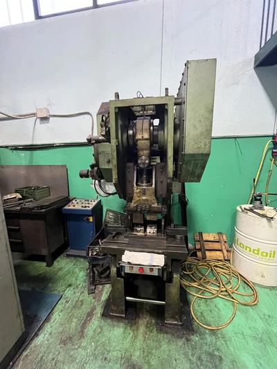 LIQUIDAZIONE GIUDIZIALE LM SNC - Lotto 20: PRESSA MECCANICA A COLLO DI CIGNO FNAR/O LEGNANI MATR.4,875, SPROVVISTA DI DOCUMENTI.