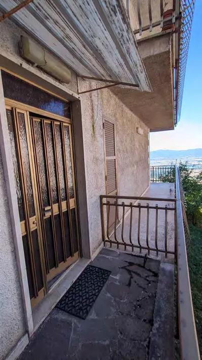 Diritti pari a 1/1 della piena proprietà della abitazione sita in Poggio Bustone (Rieti), via Dante Alighieri snc, di tipo civile, Ha un ingresso indipendente posto sull'ampio balcone di 36.45mq che circonda l'abitazione su tutti e tre i lati liberi. Dalla porta di ingresso si accede direttamente all'ampio soggiorno, con camino, dotato di angolo cottura e ripostiglio. La zona notte, distribuita da un disimpegno , è costituita da n. 3 camere da letto e da un bagno.