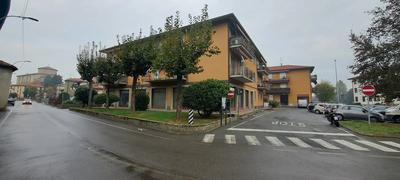 Negozio ubicato al piano terra di palazzina condominiale in via Capersegno angolo Piazza Facheris, ubicata vicino al centro storico del comune di Presezzo all’altezza del civico n. 45. L’unità commerciale è sviluppata su piano unico, con locale retro-negozio e bagno, il tutto con accesso diretto dall'esterno. L'immobile ha caratteristiche datate dell'epoca di costruzione risalenti all'anno 1975.
