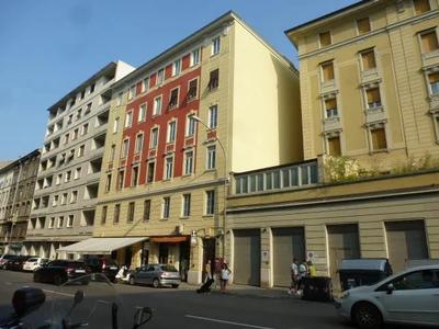 Alloggio al secondo piano in Trieste, via Giulia n.48, costituito da due...
