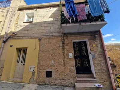 Fabbricato per civile abitazione, sito nel Comune di Caltagirone, Via Sant’Agostino n. 64-66 e72 costituito di tre elevazioni fuori terra, è composto da piano terra, piano primo e piano secondocon accesso principale al fabbricato dalla via Sant’Agostino 72, che risulta essere il piano primo,distinto al NCEU del detto Comune al foglio 87, p.lla 495, sub. 5, piani T, 1 e 2, cat. A/4, classe6, vani 7, R.C. € 224,14. Classe Energetica G