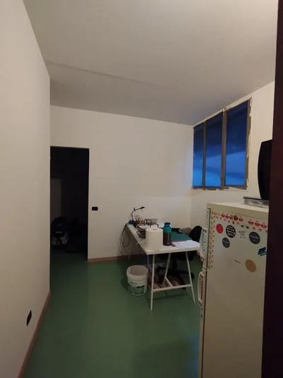 Quota intera piena proprietà di locali al piano primo...