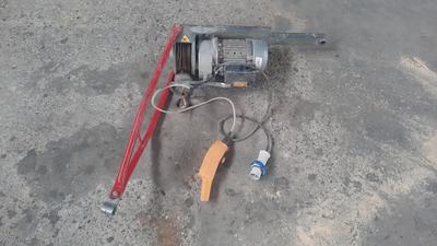 (Lotto n.28) - Argano elettrico marca E.C.E modello MP200 matricola 84913 anno 2012, portata 200 Kg