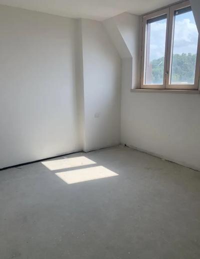 ll Lotto 22, con i relativi beni mobili, risulta composto da: Appartamento di civile abitazione con superficie complessiva di circa mq 218,00 sito al piano 4 e 5 con un posto auto coperto al piano S1 e cantina al piano S2, con altra cantina con autonoma identificazione catastale al piano seminterrato S2 della superficie commerciale di 4,00 mq e precedentemente posta in vendita come Lotto 29. Per una descrizione più completa si invita a prendere visione delle perizie e dell’avviso di vendita.