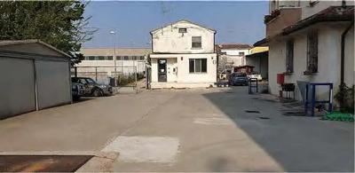 Piena proprietà per la quota di 1/1 di un complesso aziendale composto da più manufatti industriali, nonché tre appartamenti e una cantina