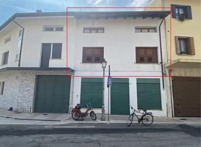 Trattasi di unità immobiliare posta a lato nord-est della pubblica viabilità, si estende all'interno della corte. Il corpo di fabbrica si sviluppa all'interno della corte. Si sviluppa in diversi livelli fuori terra, di cui il piano terra con ingresso, soggiorno, cucina, ripostiglio e lavanderia. Il piano primo ha un atrio da cui si accede a tre camere da letto ed a un bagno. Al piano secondo unico locale adibito a mansarda. Occupata. Difformità edilizie ed urbanistiche sanabili.