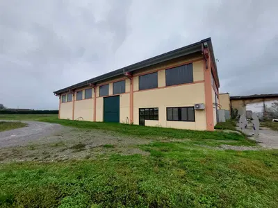 Piena proprietà, quota intera, di fabbricati rurali adibiti a stalle costituiti da 4 corpi di fabbrica e terreni agricoli contigui. L'accesso è garantito dalla strada provinciale 129, via Morengo, e dalla strada consortile a Ovest tramite cancelli carrali.
