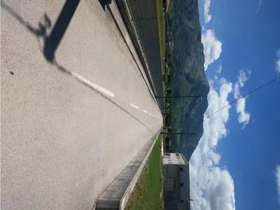 Piena proprietà di un capannone industriale ubicato nel Comune di Teggiano (Sa).