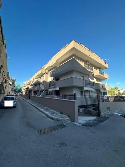 piena ed intera proprietà di appartamento con box auto pertinenziale siti in...