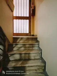 appartamento al piano primo con ingresso, bagno, cucina, tre ampi locali e piccola cantina al piano interrato oltre a locale adibito a magazzino/deposito indipendente.
