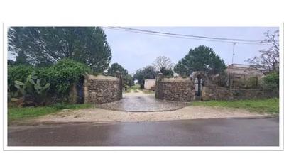 Complesso immobiliare costituito da fabbricati in parte destinati ad attività agricola ed in parte costituiti da alloggi per attività agrituristica o per turismo rurale, con terreno agricolo esteso circa 3 ettari.