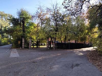 Piena proprietà per la quota di 1/1 di compendio immobiliare composto da più fabbricati comprendenti numerose unità immobiliare con destinazioni diverse (pubblico esercizio ed alloggi). Vasta area scoperta con piscina, bosco e fabbricati collabenti, oltre ad ulteriore area distaccata con destinazione agricola il tutto sito in Ferrara, Via Frasbalda angolo Via Rocca, Frazione Sant’Egidio.