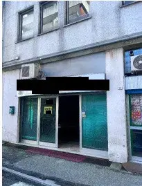 Negozio al piano terra nel Condominio "Italia II - Lotto A". Il Negozio è rappresentato da una area accessibile al pubblico e da una area privata per preparazione con celle frigorifere e rip.-w.c. Scala a chiocciola per accesso al sottostante magazzino. Porte in legno tamburato, finestre in alluminio con vetro singolo, pavimenti in ceramica e impianti sottotraccia. Riscontrata suddivisione del Negozio in due porzioni, regolarizzabile con Docfa. Risulta libero.