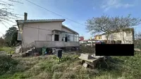 Piena proprietà di abitazione isolata (vani 5) con cantina e due autorimesse in corpi staccati oltre area cortiliva di pertinenza esclusiva. Identificazione catastale come da Avviso. Libero. Regolarità urbanistico-edilizia-catastale: presenti irregolarità sanabili, Vincoli e oneri, il tutto come da Perizia a cui si rimanda per ogni specifica