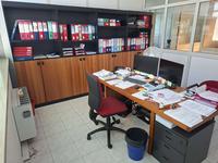 (Lotto n.82) Scrivania misure 210x90cm, un mobile 3 vani...