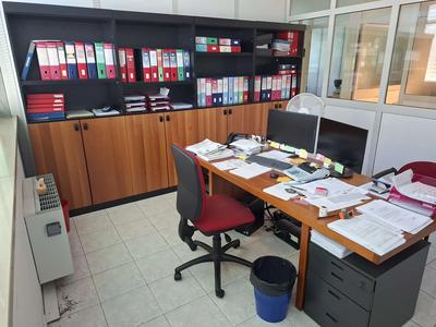 (Lotto n.82) Scrivania misure 210x90cm, un mobile 3 vani a giorno misure...