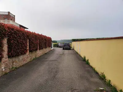 In comune di Vellezzo Bellini (PV) piena proprietà per la quota intera (1/1) di terreni da edificare, oltre un mappale ospitante parte della viabilità di accesso al lotto da via Municipio.