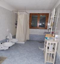 1. Piena proprietà di villetta a schiera di testa ubicata all’interno del Condominio denominato “Residence Le Ville”. 2. Piena proprietà di box doppio parallelo posto al piano primo sottostrada.