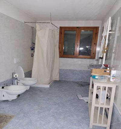 1. Piena proprietà di villetta a schiera di testa ubicata all’interno del Condominio denominato “Residence Le Ville”. 2. Piena proprietà di box doppio parallelo posto al piano primo sottostrada.