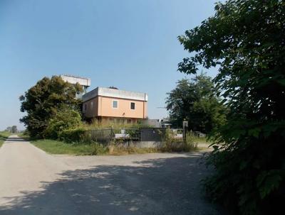 Complesso immobiliare con destinazione a deposito, negozio e residenza con piscina, oltre ad area libera pertinenziale in stato di abbandono.