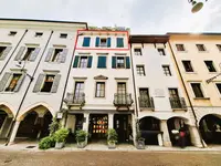 Appartamento della superficie commerciale di 233,80 mq,...
