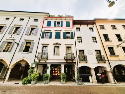 Appartamento della superficie commerciale di 233,80 mq, in Udine, via...