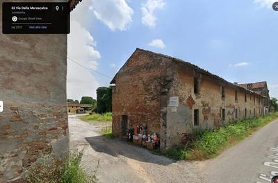 Il lotto è composto da 3 ABITAZIONI, EDIFICI VARI FATISCENTI (STALLE, FIENILI, DEPOSITI, BOX E AREA CORTILIZIA), 2 PORCILAIE E 2 SILOS, TERRENI AGRICOLI.