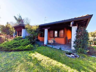 Villa singola della superficie commerciale di 292 mq e Deposito artigianale della superficie commerciale di 369 mq, in Visco, via Battisti n. 26