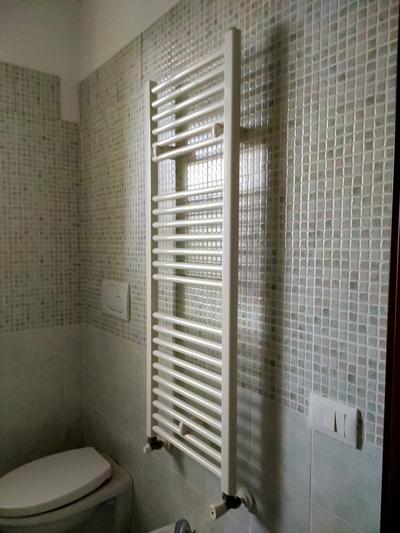 Appartamento ubicato a Tortoreto (TE) - Via Tiepolo, n. 19 - Diritti pari a 1/2 (un mezzo) della piena proprietà su Appartamento di civile abitazione, posto al piano terzo di edificio, composto da cucina-soggiorno, una camera da letto, un ripostiglio, un bagno, un disimpegno e due balconi. Sono compresi un piccolo ripostiglio posto al piano terra e posto auto esterno posto al piano terra.