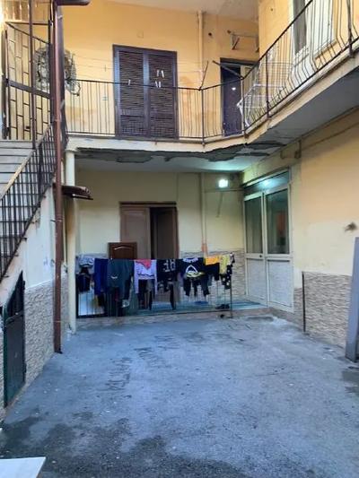 Piena ed intera proprietà di appartamento sito al piano terra, distinti dall’interno 2, composto di balcone di ingresso, cucina, due camere da letto e bagno. Il bene risulta occupato da terzi, in virtù di contratto di locazione ad uso abitativo decorrente dal 06/12/2021 al 05/12/2025, opponibile alla procedura. Sussistono abusi non sanabili. Non può confermarsi la legittimità urbanistica del fabbricato (cfr perizia). Non vi è ordine di demolizione.