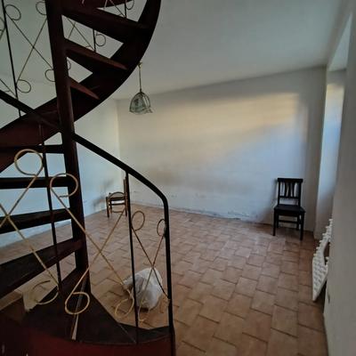 Unità immobiliare disposta su piano terreno/primo con: ingresso/cucina, soggiorno, scala di accesso, e ripostiglio sottoscala, piccola area prospicente al p.t..Piano primo: accesso dall’interno co...
