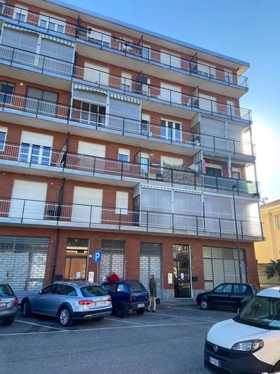 In Comune di Rivalta di Torino (TO), Frazione Tetti Francesi, via Trieste n.7, nella palazzina elevata a sei piani fuori terra oltre sottotetto e piano interrato:- al piano terreno: unità immobiliare ad uso commerciale (negozio) di circa 53 mq utili (superficie catastale 68 mq), da ristrutturare, con doppio accesso da marciapiede su via Trieste e affaccio sul cortile condominiale, priva di riscaldamento e composta da un unico locale con due disimpegni e due servizi igienici, oggi in stato di abbandono.