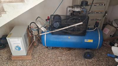 (Lotto n.20) - Compressore marca COMETAR modello 275/C matricola 307 anno 2000, unitamente deumidificatore marca M.T.A. modello DE006 matricola 2200195900 anno 2012. 