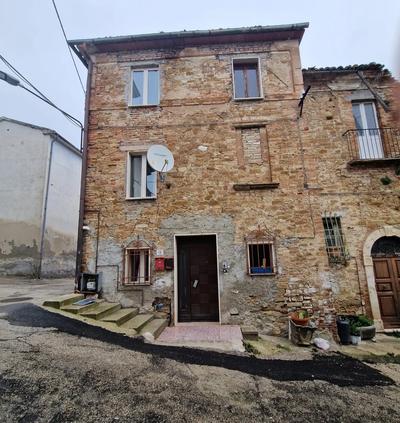 Appartamento ubicato a Civitella del Tronto (TE) -...