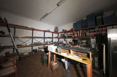 LOTTO 7: locale commerciale ad uso ristorante con locali di servizi e aree scoperte di pertinenza, appartamento e aree destinate a parcheggio, oltre beni mobili