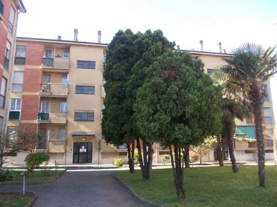 LOTTO UNICO in Comune di Vittuone (MI), via Madonna del Salvatore n. 6 scala “C”: appartamento ad uso abitazione posto al piano primo composto da un disimpegno d’ingresso, un soggiorno, una camera, un cucinino, un bagno oltre ad un balcone a livello con annesso un vano di cantina al piano seminterrata, e box