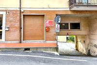 Negozio a Busalla (GE), frazione Sarissola, via Giacinto Macciò 9. Zona semicentrale collinare ben servita con parcheggi. Piano terra di palazzina. Superficie commerciale di 66 mq. Accesso su strada da vetrina. Area commerciale con wc finestrato e deposito. Teleriscaldamento centralizzato con radiatori. Raffrescamento a split. Condizioni discrete Per maggiori informazioni visitare il portale www.quimmo.it - Codice annuncio 2537563