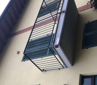 Nel Comune di Mercallo (VA), Via Genova n. 117/1, villetta a schiera su tre livelli fuori terra, con annesse due porzioni di giardino di proprietà e autorimessa pertinenziale al piano terra, composta da: al piano terra soggiorno, cucina e servizio; al piano primo due camere, un bagno e due balconi. Dal disimpegno si accede al lastrico solare; al piano secondo sottotetto al rustico. Il compendio immobiliare è parte di un complesso più ampio costituito dal Condominio "Le Ginestre".