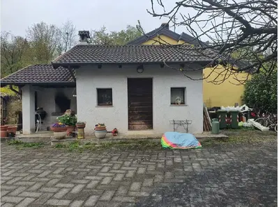 Abitazione principale, finita con materiali di ottima qualità, su tre livelli fuori terra compreso il piano sottotetto; antico fabbricato agricolo ristrutturato; cortile esterno con due depositi; prato adiacente alla casa di belle dimensioni; occupato dal debitore.