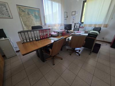 CONSISTENTE QUANTITATIVO DI ARREDO E MACCHINE USO UFFICIO (ELENCO DETTAGLIATO IN ALLEGATO)