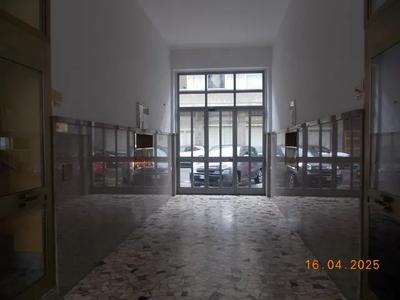 In Torino, nel fabbricato sito in via Canelli n. 95- a) al piano terzo (quarto fuori terra) appartamento composto da ingresso, soggiorno con cucinino, due camere e bagno; -b) piano sotterraneo: un locale ad uso cantina