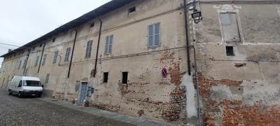 Unità immobiliare residenziale inserita all’interno di un fabbricato di origine nobiliare risalente al XVIII secolo, già dimora dei Conti Berzetti nel 1740 e successivamente trasformato, a partire dal 1818, in caserma dei Regi Carabinieri a cavallo.Il fabbricato presenta una pianta di forma regolare ad “L” ed è ubicato in Piazza Caduti ai civici nn.1 e 2 e Via Borri n. 9 nel centro storico del Comune di Buronzo. Il lotto è composto da n. 3 beni.