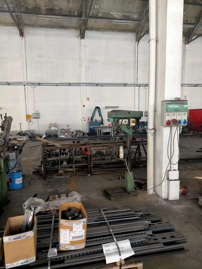 Materiale kit pianale EGO 5 UK (q.tà 10); 10 Serbatoi semilavorati; 16 materiale kit AVS; 9 materiale kit AVS; 5 vasche AVS saldate; 1 vasca AVS saldata/verniciata; 11 particolari meccanica kit completo; 5090 kg supporti semilavorati; Bandiera portata 2000 kg SVI 257/98; carroponte monotrave portata 2000 kg; bandiera portata 500 kg SVI 31/99 DEMAG; bandiera portata 1000 kg SVI 310/90 DONATI; bandiera portata 1000 kg SVI 54/83 DEMAG; bandiera portata 1600 kg SVI 107/2002.