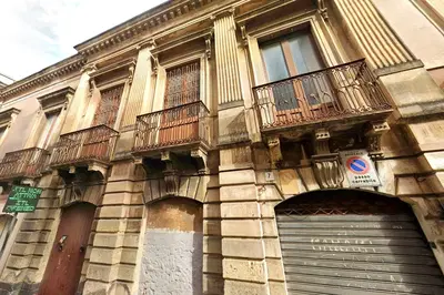 Abitazioni in edificio signorile da ristrutturare ad Acireale (CT), via...